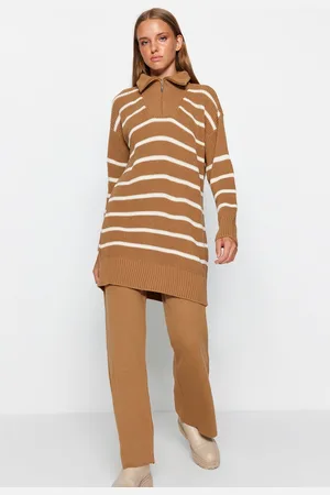 Trendyol Lage mouw Staande kraag Camelkleurige ritsdetail Thessaloniki gestreepte gebreide boven- en broekset TCTAW24US00058