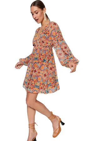 Trendyol Zwarte Gebloemde Chiffon Gevoerde Mini-Geweven Jurk Met Taille-Opening Twoss23El00519