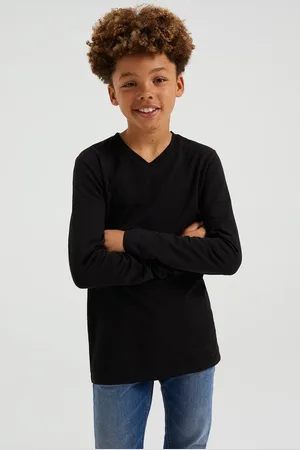 WE Fashion Haal je beste basic uit je kast! Dit stretchy katoenen T-shirt met een coole V-hals en lange mouwen is jouw geheime wapen voor een dag vol stijlvolle avonturen