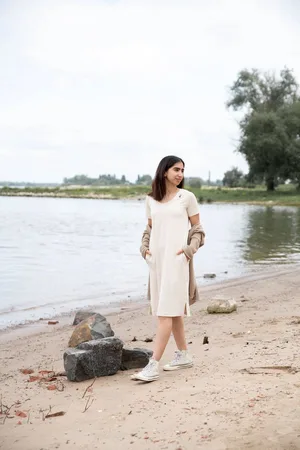 Knit Factory Lily Jurk - Dames midi-jurk met ronde hals - Rechte jurk - Korte mouwen - Jurk voor het voorjaar en de zomer - - S