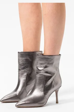 Sacha Dames - Zilveren metallic enkellaarsjes met hak