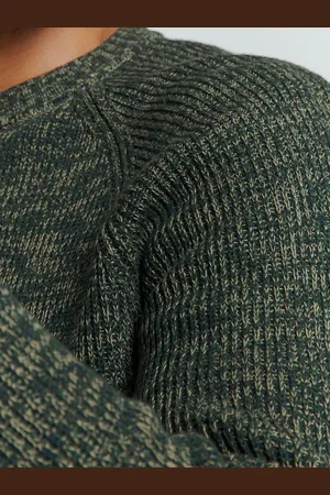 No Excess Sweater met ronde hals en driekleurig ribpatroon: Stijlvol Comfort met een Kleurrijke Twis