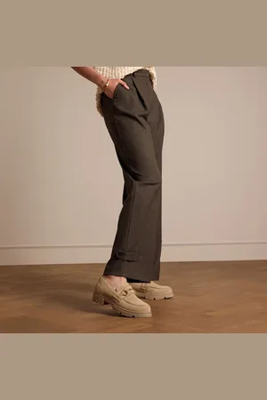 Manfield Dames - Beige suède loafers met goudkleurige details