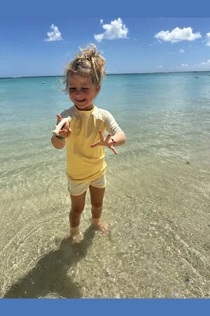 Ducksday UV-Zwemshirt voor kinderen - UV-werend UPF50+ - Rashguard met Korte mouwen - unisex - Lemonade - Geel - maat 2 jaar