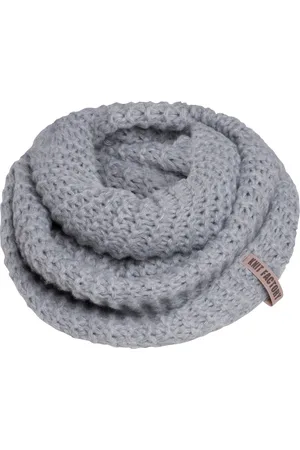Knit Factory Alex Gebreide Colsjaal - Ronde Sjaal - Grof gebreid - Warme Wintersjaal - Nekwarmer - Wollen Sjaal - Lichtgrijze colsjaal - Dames sjaal - Heren sjaal - Unisex - - One Size