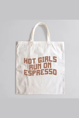 Merkloos Hot Girls run on Espresso Totebag bruin - Canvastas voor die warme dagen in de zomer voor espresso liefhebbers | Duurzame en Stijlvolle Tas voor Dagelijks Gebruik
