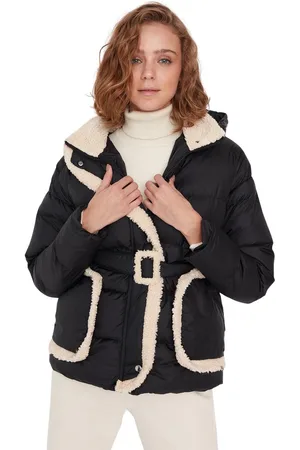 Trendyol Zwart Pluche Gedetailleerde Pufferjas Met Capuchon En Ceintuur Twoaw22Mo0444