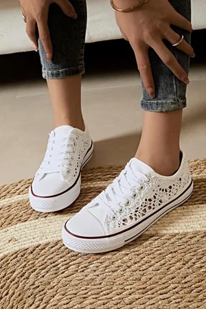 Merkloos Nieuwe collectie exclusieve Beeldige witte sneakers zijkant gehaakt - maat 37