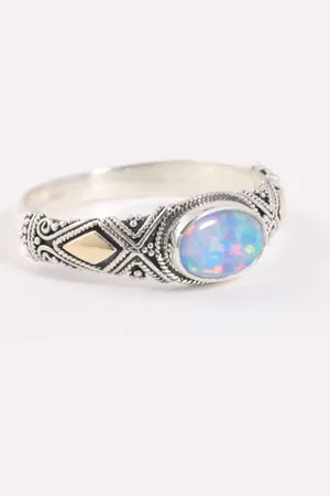 AsiAsia Fijne bewerkte zilveren ring met Australische opaal en 18k gouden decoraties - maat 16.5