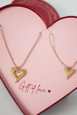 Yehwang Gift of Love – Set van 2 Kettingen met Hartjes – Stainless Steel – Goudkleurig – Verpakt in Cadeaudoosje – RVS – Anti-allergisch- moederdag cadeau- vriendschap