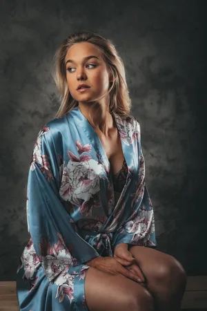 Merkloos Kimono dames satijn - Plus maat - grijsblauw met roze bloemenprint - geschikt voor maten L, XL en XXL - nachtkleding, ochtendjas