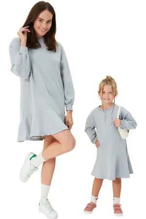 Trendyol Grijs Gemêleerde Mini-Gebreide Jurk Met Volantzoom Twoaw23El00699