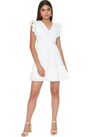 Trendyol Wit Geborduurde Skater-/Tailleopening, Mini Gevoerde Geweven Jurk Twoss22El00697