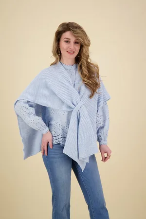 Bomont Dit stijlvolle poncho van , perfect voor casual gelegenheden, heeft een effen patroon en een comfortabele pasvorm