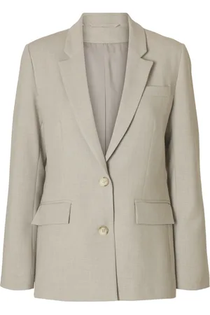 SELECTED De Blazer Rita Classic van biedt een zakelijke stijl met een spreidkraag, knoopsluiting, en getailleerde pasvorm
