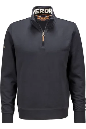 Superdry De Sweater Core Logo Henley van is een casual heren sweater, gemaakt van zacht katoen
