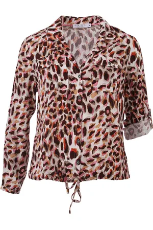 Enjoy De blouse van is een casual dames blouse met een opvallende panterprint
