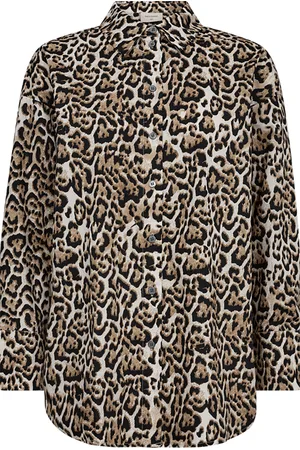 Freequent De Blouse Malay van is een stijlvolle blouse met een opvallende luipaardprint