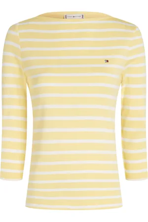Tommy Hilfiger De Top Cody Boat van is een casual dames top met een stijlvolle boothals en een tijdloos streeppatroon