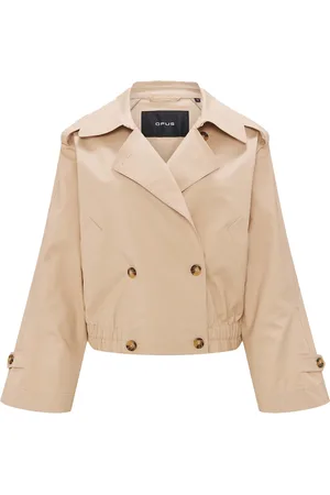 Opus De Trenchcoat Hedie van is een stijlvolle trenchcoat met een elastische taille en opstaande kraag
