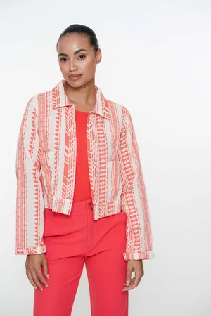Geisha De Fancy woven jack van is een dames jas met lange mouwen en een opvallend grafisch patroon
