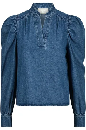 Neo Noir De Blouse Rosslyn van is een stijlvolle dames blouse met een opstaande kraag en V-hals