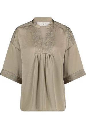 NUKUS De Nina Top Silky van is een stijlvolle dames top met korte mouw, perfect voor een casual uitstraling