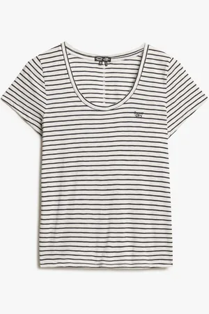 Superdry Dit casual T-shirt van heeft een stijlvolle U-hals en korte mouwen