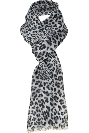 Zo De sjaal van combineert een casual stijl met een opvallende panterprint, ideaal voor elke gelegenheid