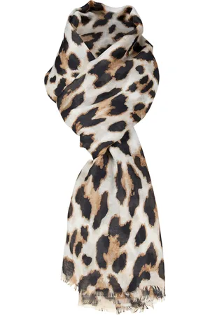 Zo De shawl van , een dames sjaal, heeft een speelse dierenprint die perfect past bij een casual stijl