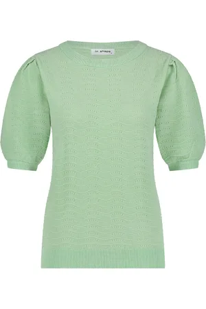 In Shape De Pullover Izzy van is een stijlvolle dames top met korte mouw, ontworpen met een elegant gaatjespatroon