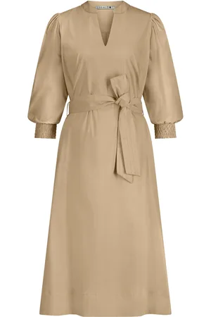 Label Dot De Jurk Sanne van is een elegante dames jurk met lange mouwen en een midi lengte