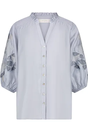 NUKUS De Tina Blouse Embroidery van is een stijlvolle blouse met lange mouwen en prachtige borduurdetails op de mouwen