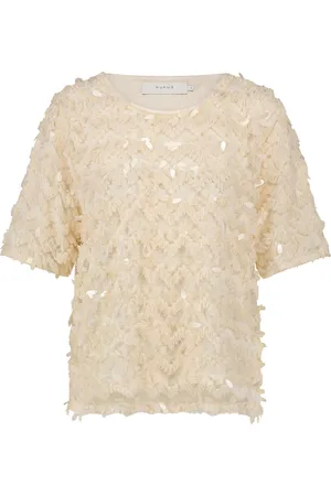 NUKUS De Aria Top Lace van is een stijlvolle dames top korte mouw met een ronde halslijn en een uniek gaatjespatroon