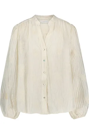 NUKUS De Daan Blouse Embroidery van is een luchtige blouse met een opstaande kraag, gemaakt van katoen