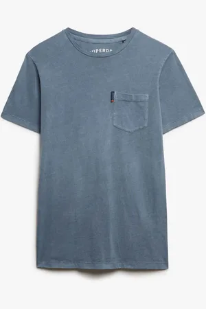 Superdry Het T-shirt Classic Essential Pocket van is een stijlvol heren T-shirt met een ronde hals en korte mouwen