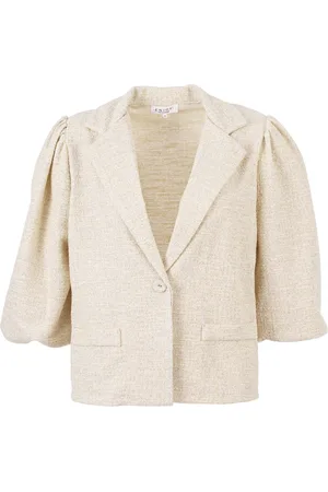 Enjoy Deze elegante blazer van , perfect voor dames blazers, combineert een opstaande kraag, knoopsluiting, en zakken op de voorzijde