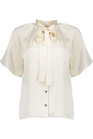Geisha De blouse van is een stijlvolle dames blouse met een strik kraag, korte mouw en een effen patroon