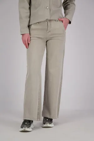 With Black De Jeans muse van is een stijlvolle dames jeans met wijde pijpen en een relaxte pasvorm