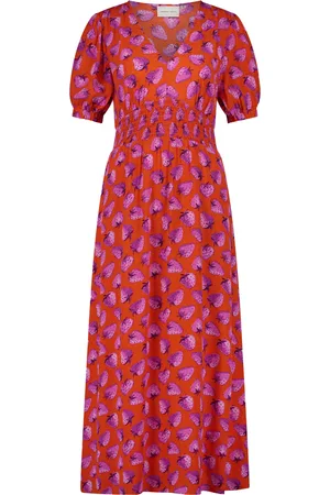 Fabienne Chapot De Jurk Bonna van is een elegante damesjurk met een vrouwelijke V-hals en korte mouwen
