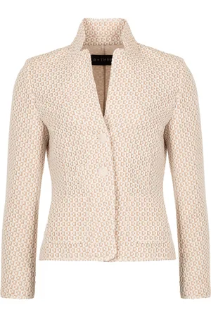 B-Three De blazer is een stijlvolle dames blazer met een reverskraag, getailleerde pasvorm en lange mouwen