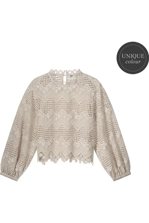 Summum Woman De Longsleeve top Lace van is een stijlvolle dames blouse met een opstaande kraag en lange mouwen