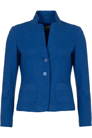 B-Three De Blazer Selia van is een stijlvolle dames blazer met een effen patroon en lange mouwen