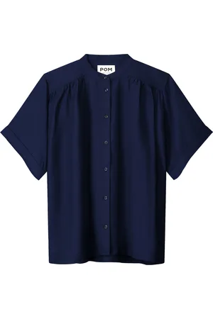POM Amsterdam De Blouse Deep Dark Blue van is een stijlvolle blouse met een casual stijl, opstaande kraag en korte mouwen