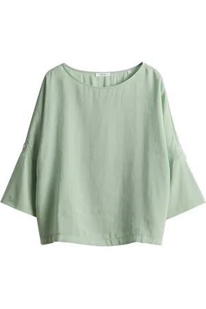 Opus De Top Sumana van is een casual top met een boothals en een losse pasvorm