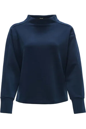 Opus De Sweater Galonine van is een stijlvolle aanvulling op de collectie dames sweaters