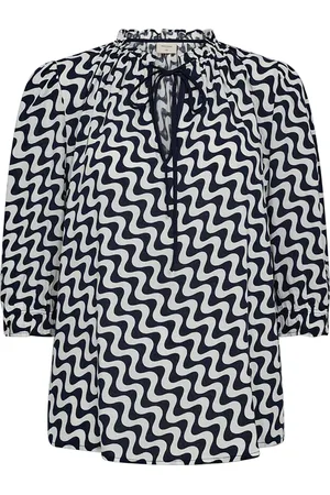Freequent Blouse Adney van is een casual dames blouse met een opvallend grafisch patroon