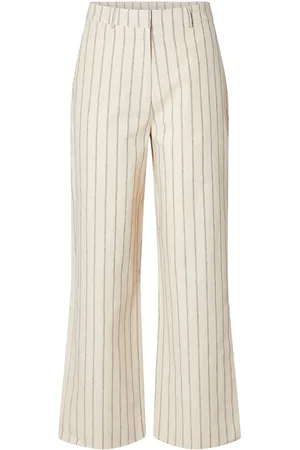 SELECTED De Pantalon Hilda Wide van is een stijlvolle pantalon met een wijd uitlopende pasvorm