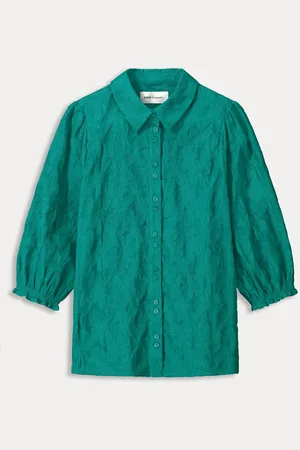 POM Amsterdam De Blouse Fresh Green van is een elegante dames blouse met een overhemd kraag en knoopsluiting