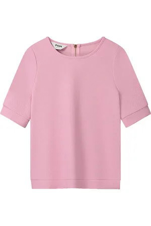 POM Amsterdam De Top Senna Rose Pink van is een stijlvolle top met een ronde halslijn en driekwart mouwen